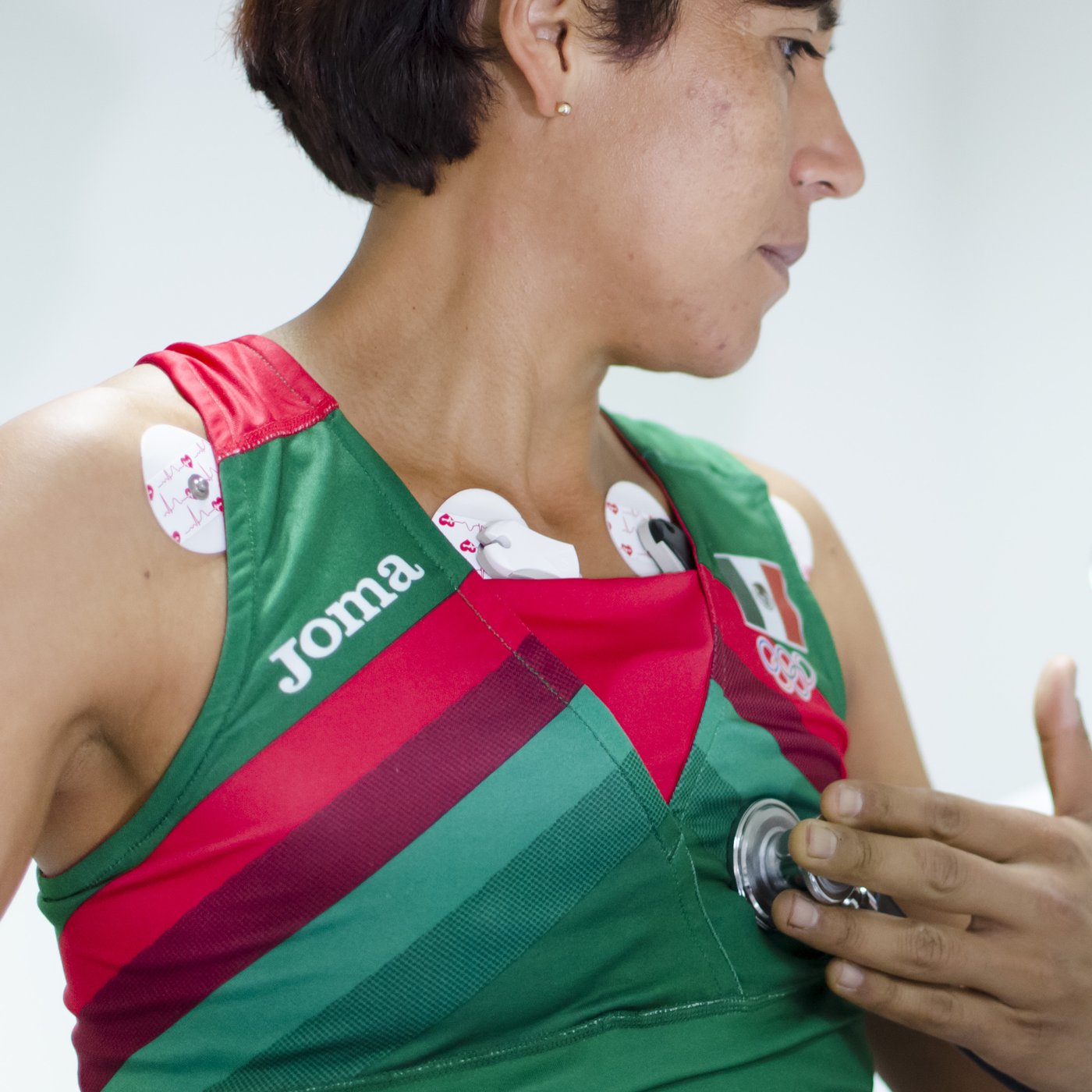 Médico auscultando a paciente durante prueba de esfuerzo en Sport Performance